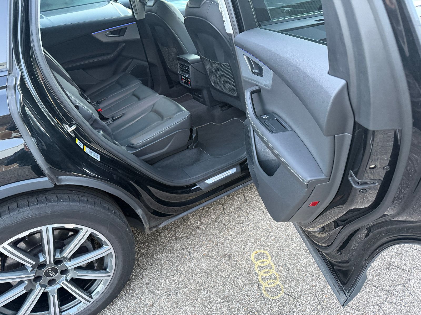 Fahrzeugabbildung Audi Q7 50 TDI Quattro/7-SITZE/PANO/HUD/AMBIENTE/KAME