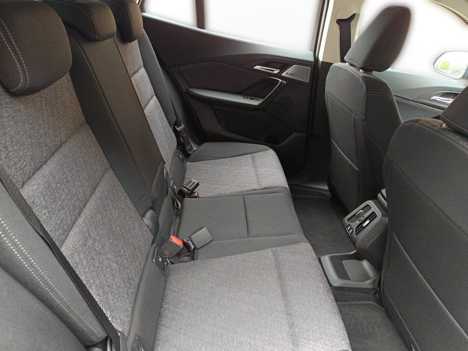 BMW iX2 - Bild 23