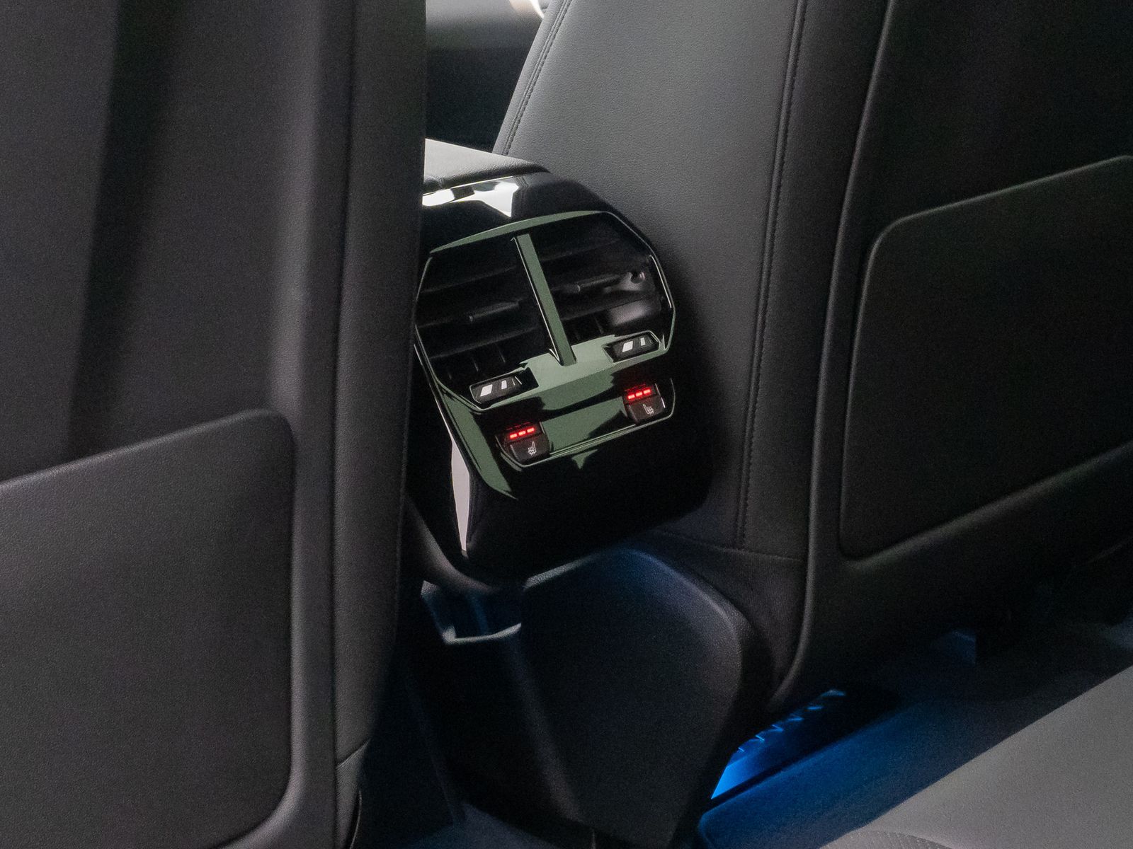 Fahrzeugabbildung BMW iX xD40 Sport 360&deg;DAB AHK Bel&uuml;ftung Komfort 21Zl