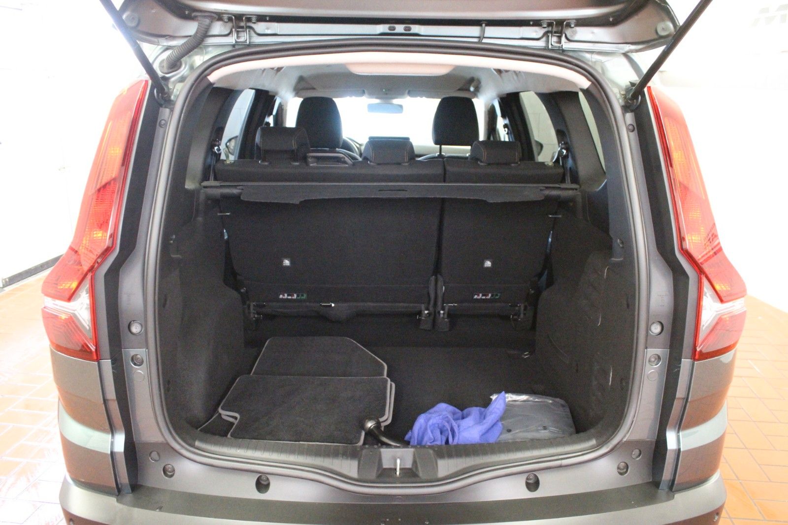 Fahrzeugabbildung Dacia Jogger TCE 110 Extreme+ 5-Sitzer *AHK*