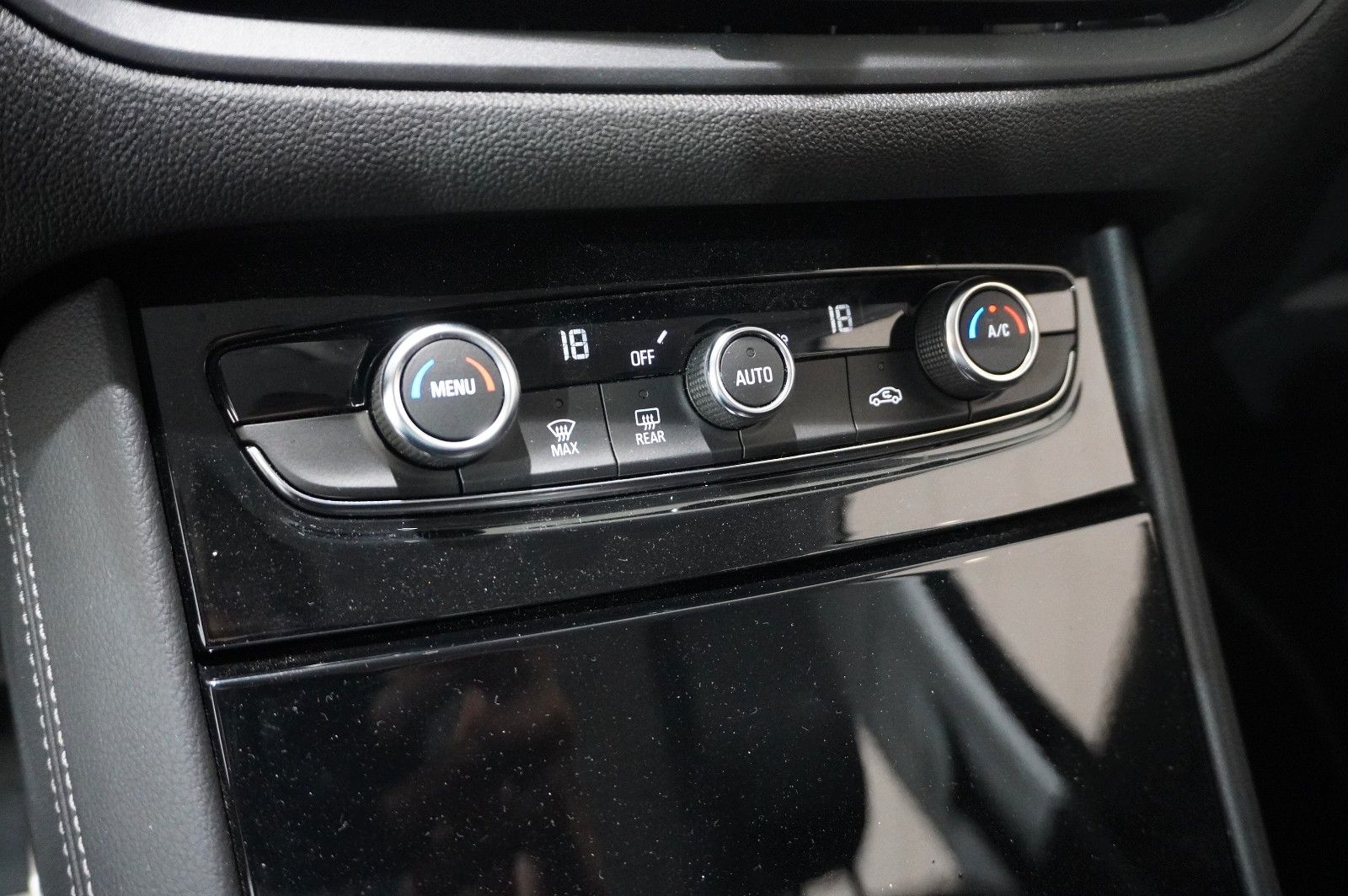 Fahrzeugabbildung Opel Grandland (X) 1.6 PHEV ELEGANCE NAVI/LED/SPORT