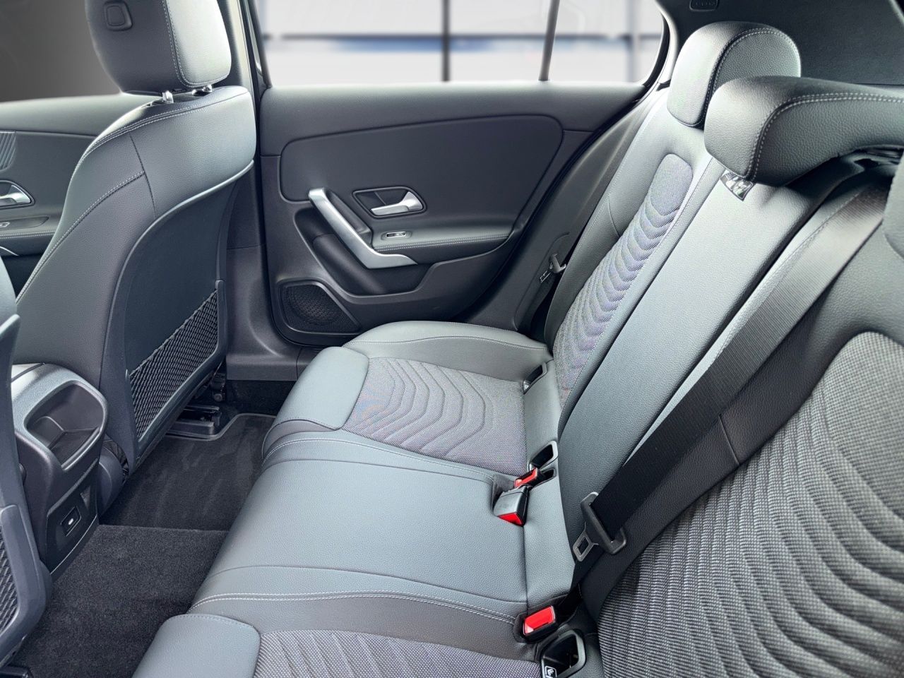 Fahrzeugabbildung Mercedes-Benz A 250 e PROGR.+AHK+PANO+STNDHZ+LHZG+LED+KAM+11KW