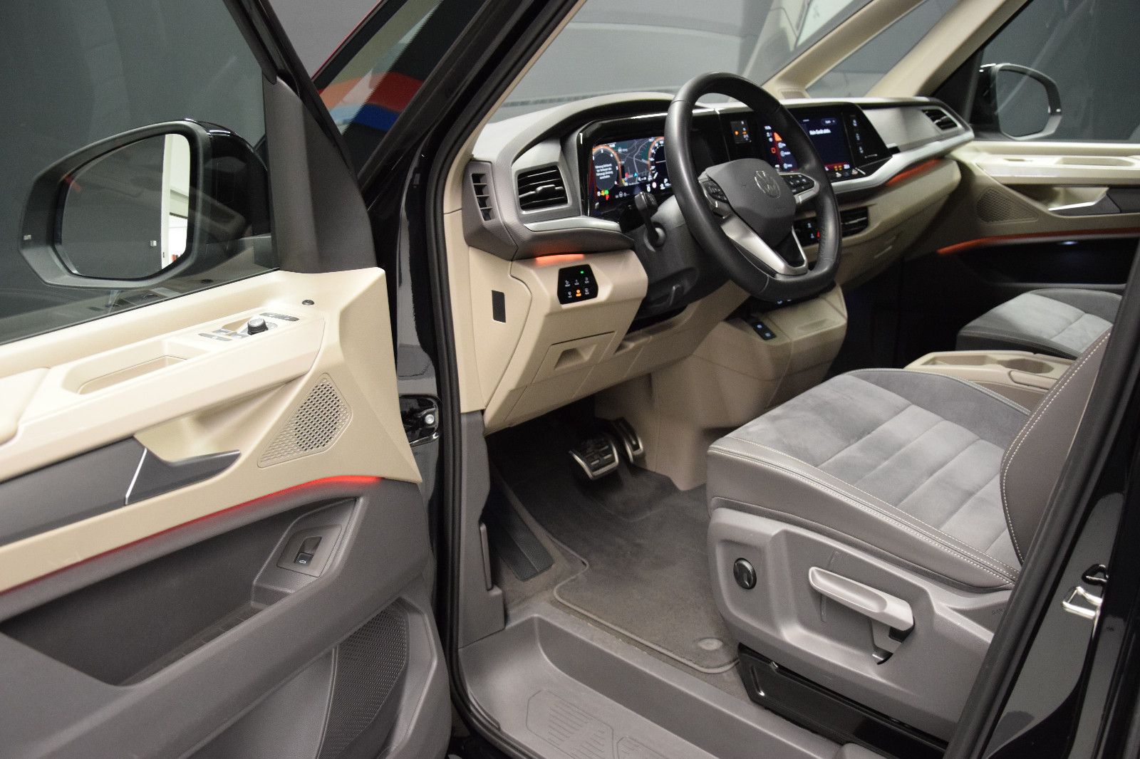 Fahrzeugabbildung Volkswagen T7 Multivan Style Lang Pano ACC Matrix AHK vis-a