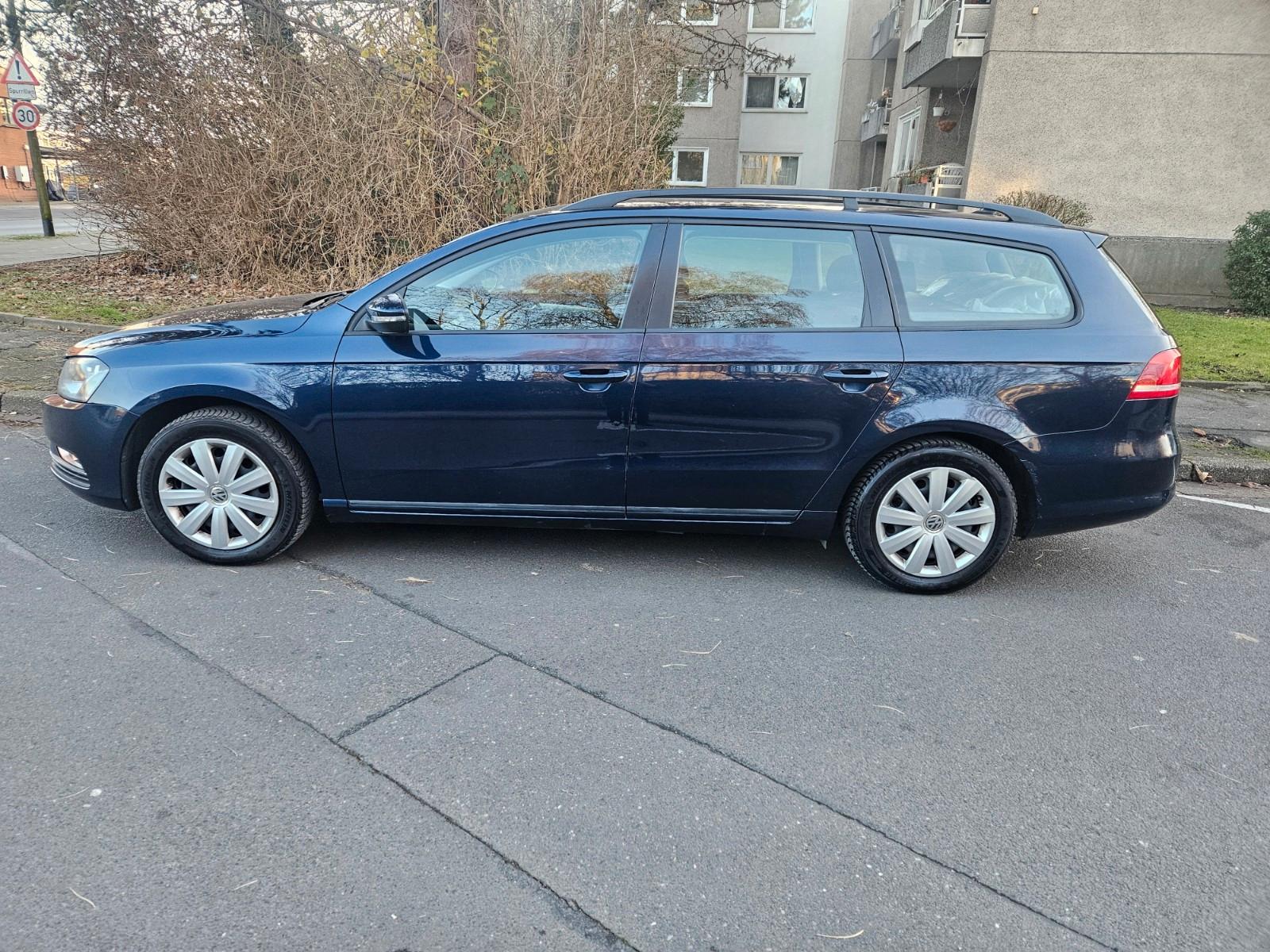 Volkswagen Passat 2011 — interior
