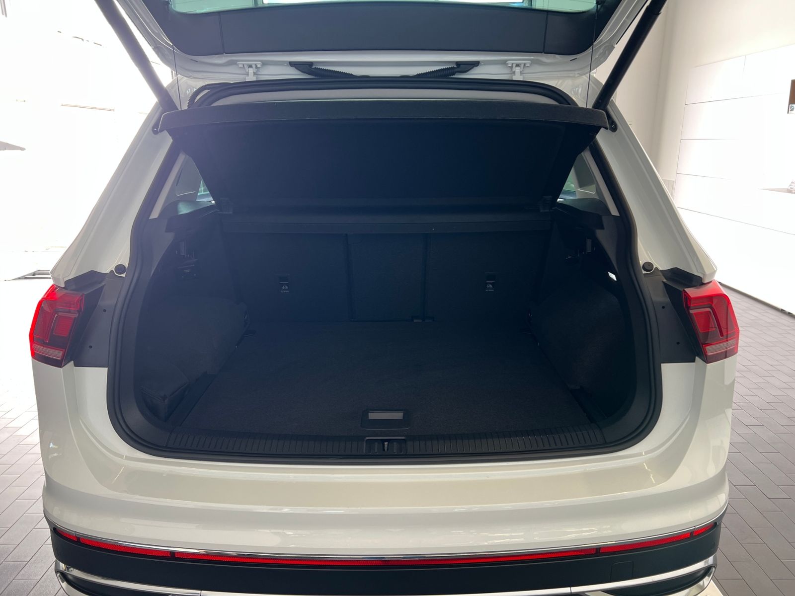 Fahrzeugabbildung Volkswagen Tiguan Elegance 2.0 TSI DSG 4MOTION *AHK, Matrix