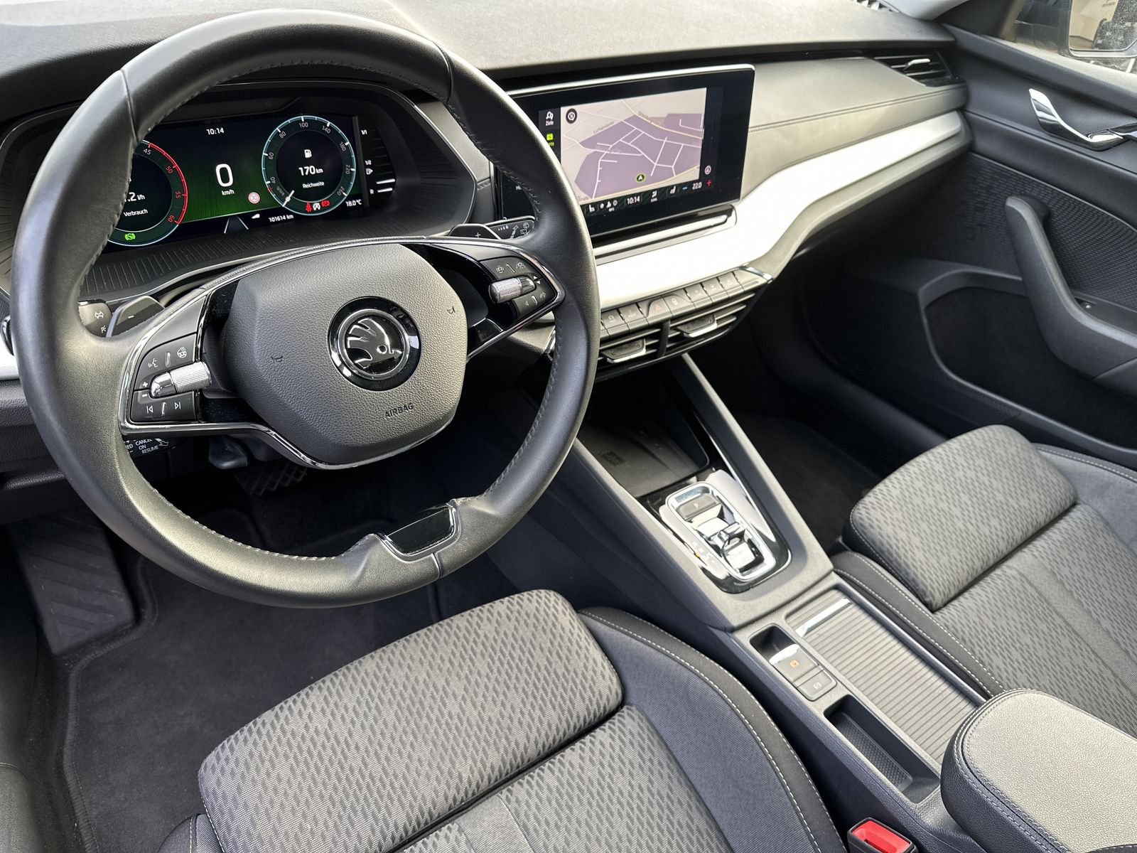Fahrzeugabbildung SKODA Octavia Combi 2.0 TDI DSG Clever NAV+LED+ACC+KAM