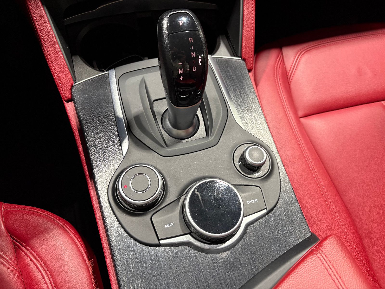 Fahrzeugabbildung Alfa Romeo Stelvio Super Q4/BI-XENON/PDC/AUTOMATIK/SPURHALT