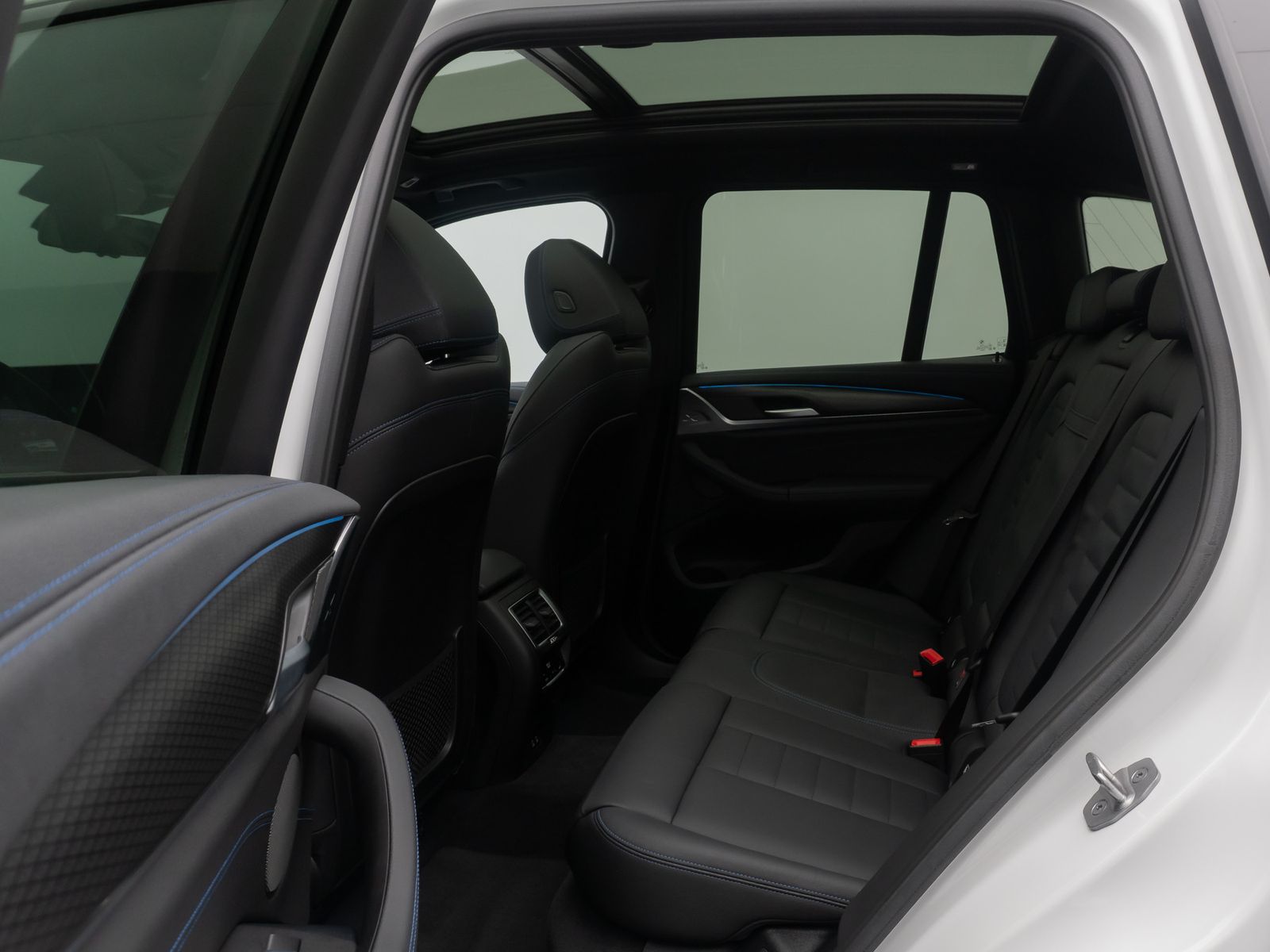 Fahrzeugabbildung BMW iX3 Impressive ACC 360°HUD AHK DAB Panorama H/K