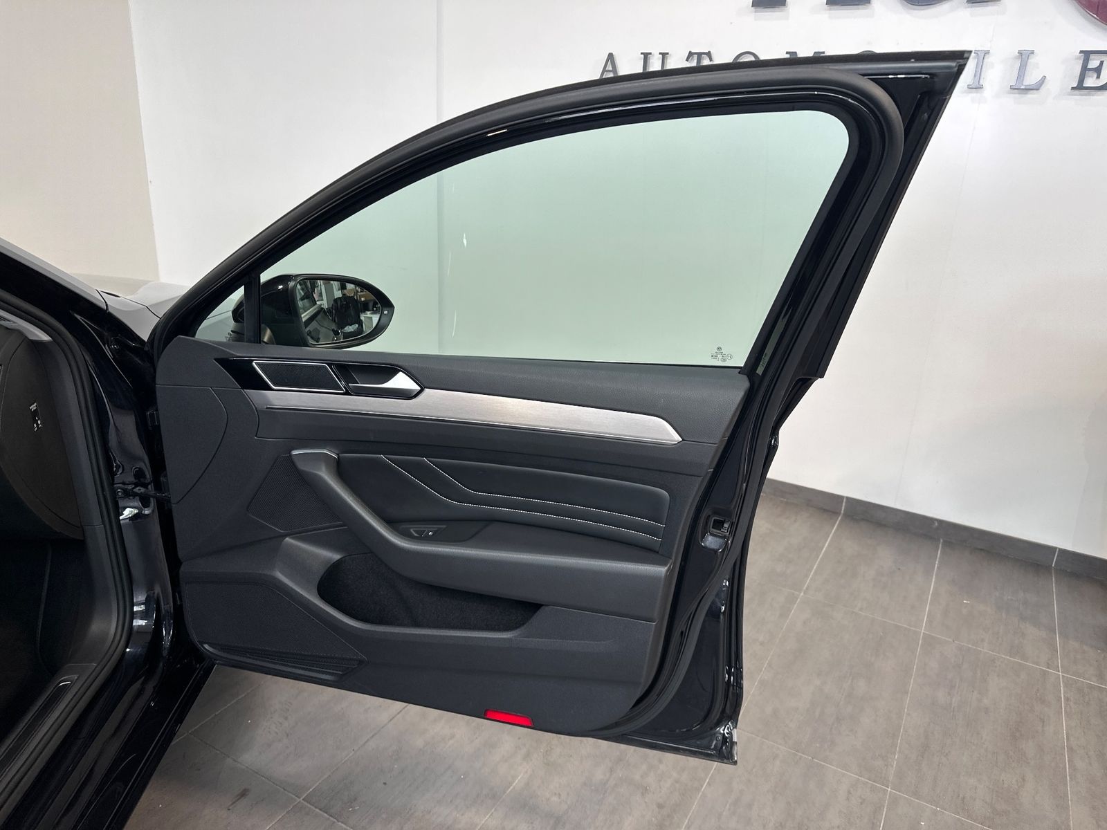 Fahrzeugabbildung Volkswagen Passat Variant Elegance NAV+IQ-LIGHT+ACC+360°+VC