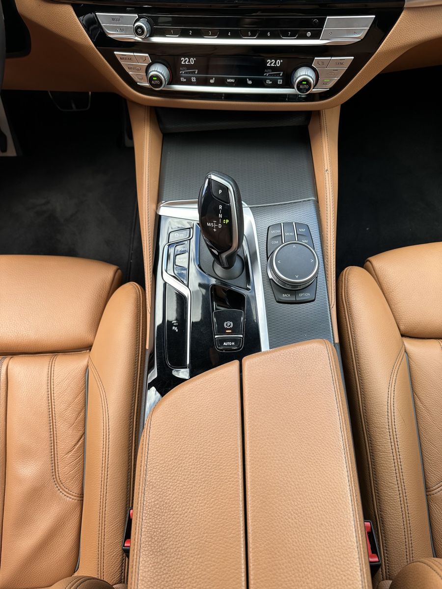 Fahrzeugabbildung BMW 540i Touring xDrive M-Sport NAV+LASER+PANO+HEAD