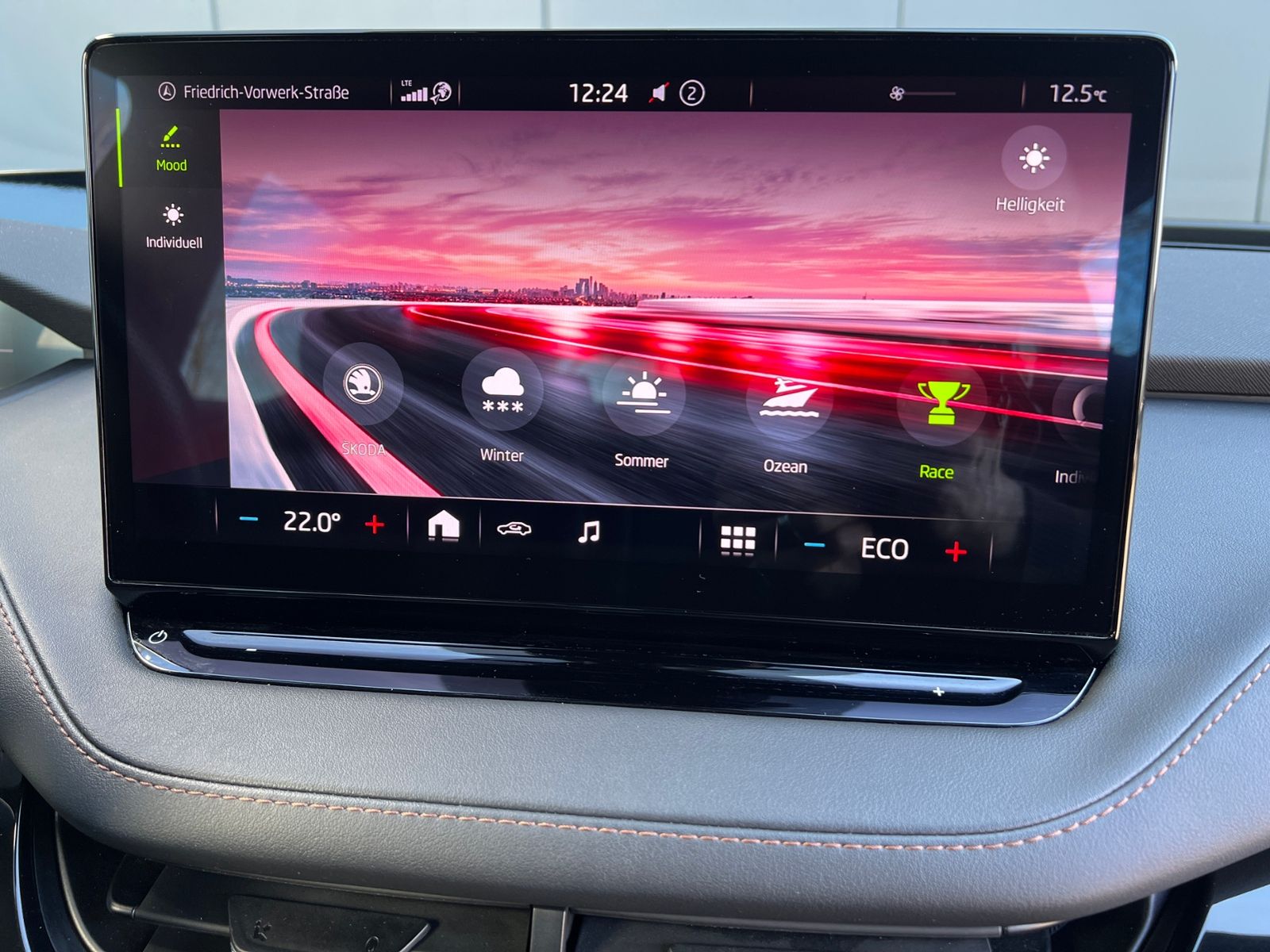 Fahrzeugabbildung SKODA Enyaq iV 80 Founders Edition *Wärmepumpe, Navi,