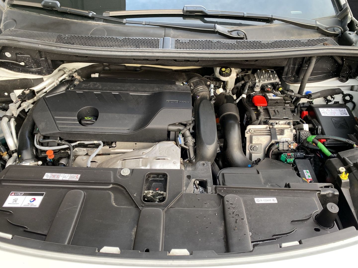 Fahrzeugabbildung Peugeot 3008 Hybrid 225 Allure 1.6 Plug-In EU6d