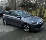 Hyundai i20 1.2, Panoramadach, Lenkradheizung, 2. Hand - Hyundai i20 Gebrauchtwagen in Lübeck