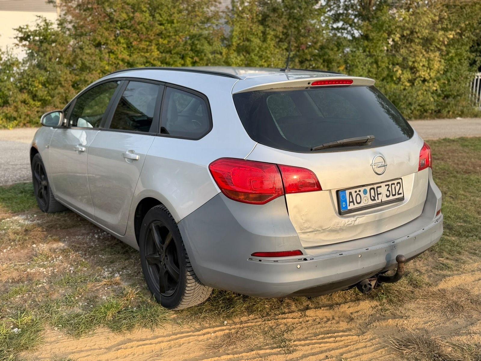 Opel Astra 2011 — вигляд ззаду