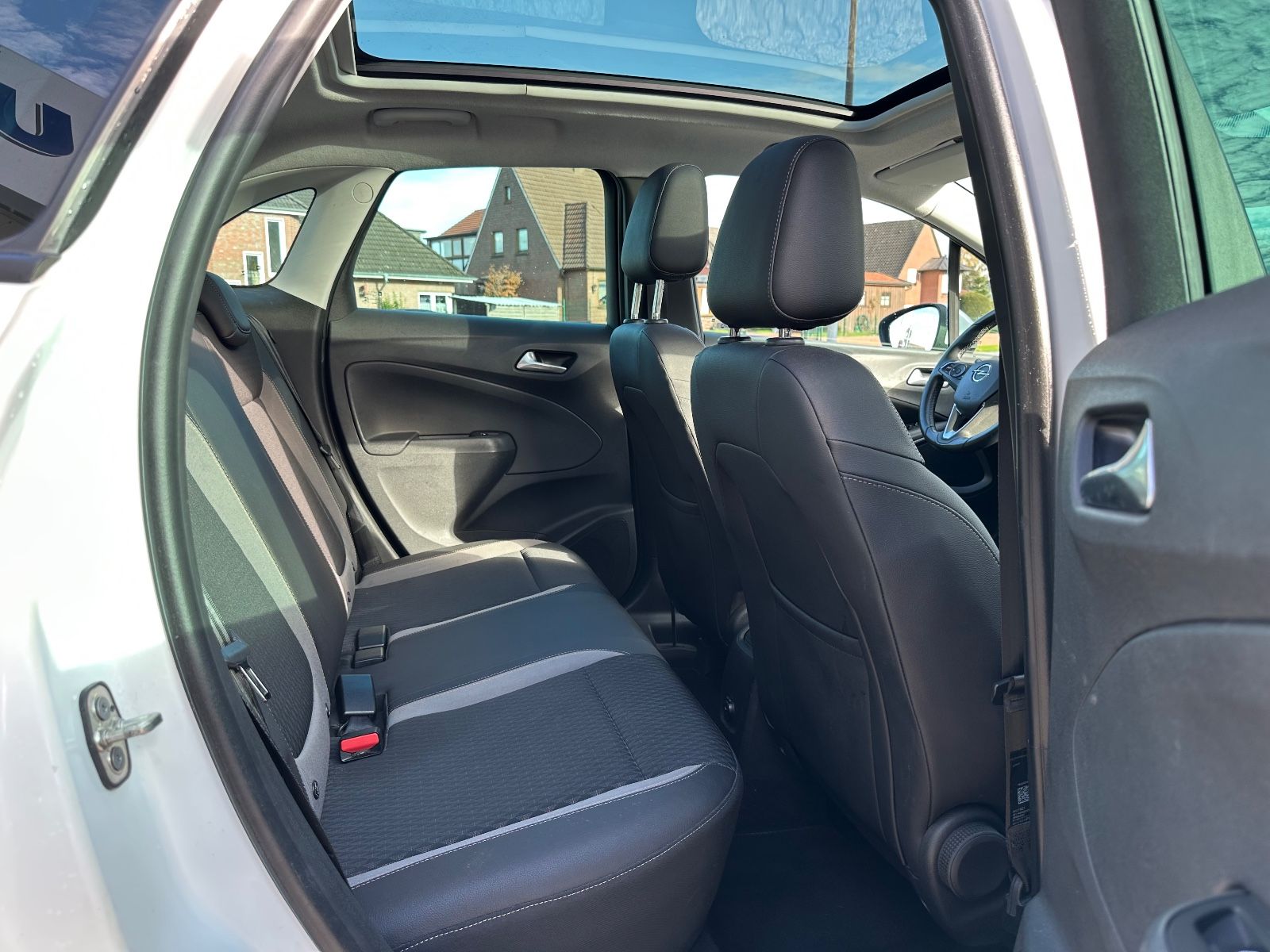 Fahrzeugabbildung Opel Crossland 1.6 D Edition AHK/Pano/LED/Keyless/GRA