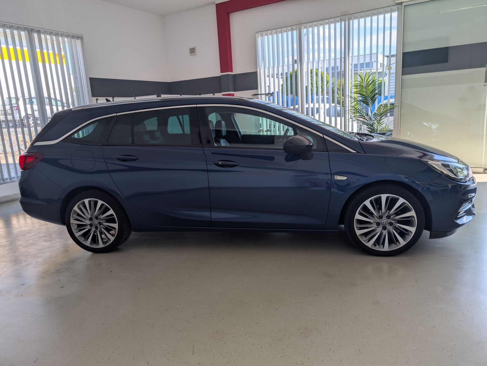 Fahrzeugabbildung Opel Astra Elegance PANORAMA LEDER MASSAGE MEMO 18"