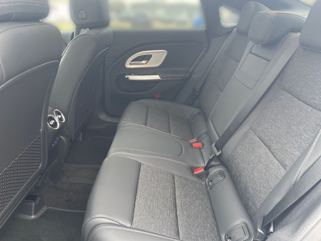 Fahrzeugabbildung Mercedes-Benz CLA 180 +PROGRESSIVE+NIGHT+AHK+MULTIBEAM+KEYLESS