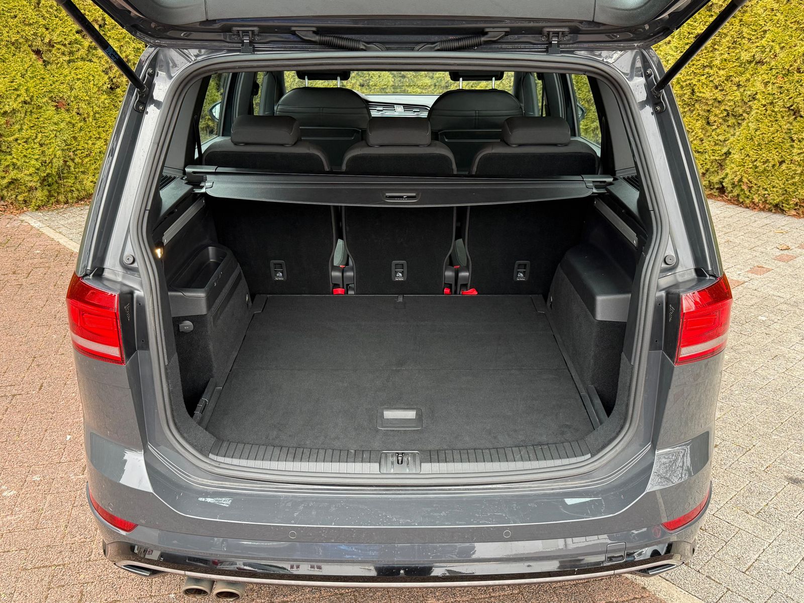 Fahrzeugabbildung Volkswagen Touran 2.0 TDI DSG R-Line LED+NAV+ACC+CARPLAY+