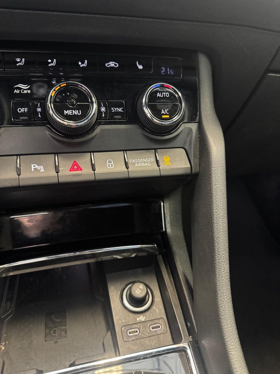 Fahrzeugabbildung SKODA Karoq Sportline 4x4 /1.HAND/NAVI/KLIMA/