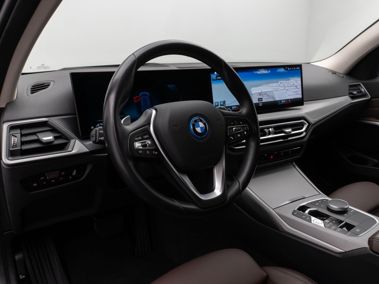 Fahrzeugabbildung BMW 330e xD Kamera HUD DAB Alarm Komfort LED Sport