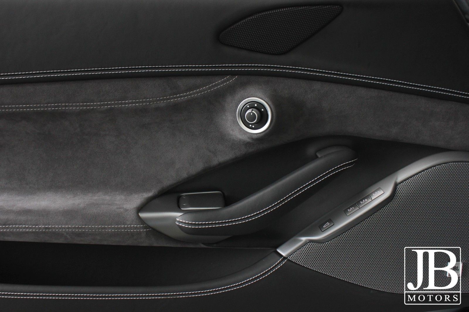 Fahrzeugabbildung Ferrari Portofino LED Beifahrer Display Alcantara