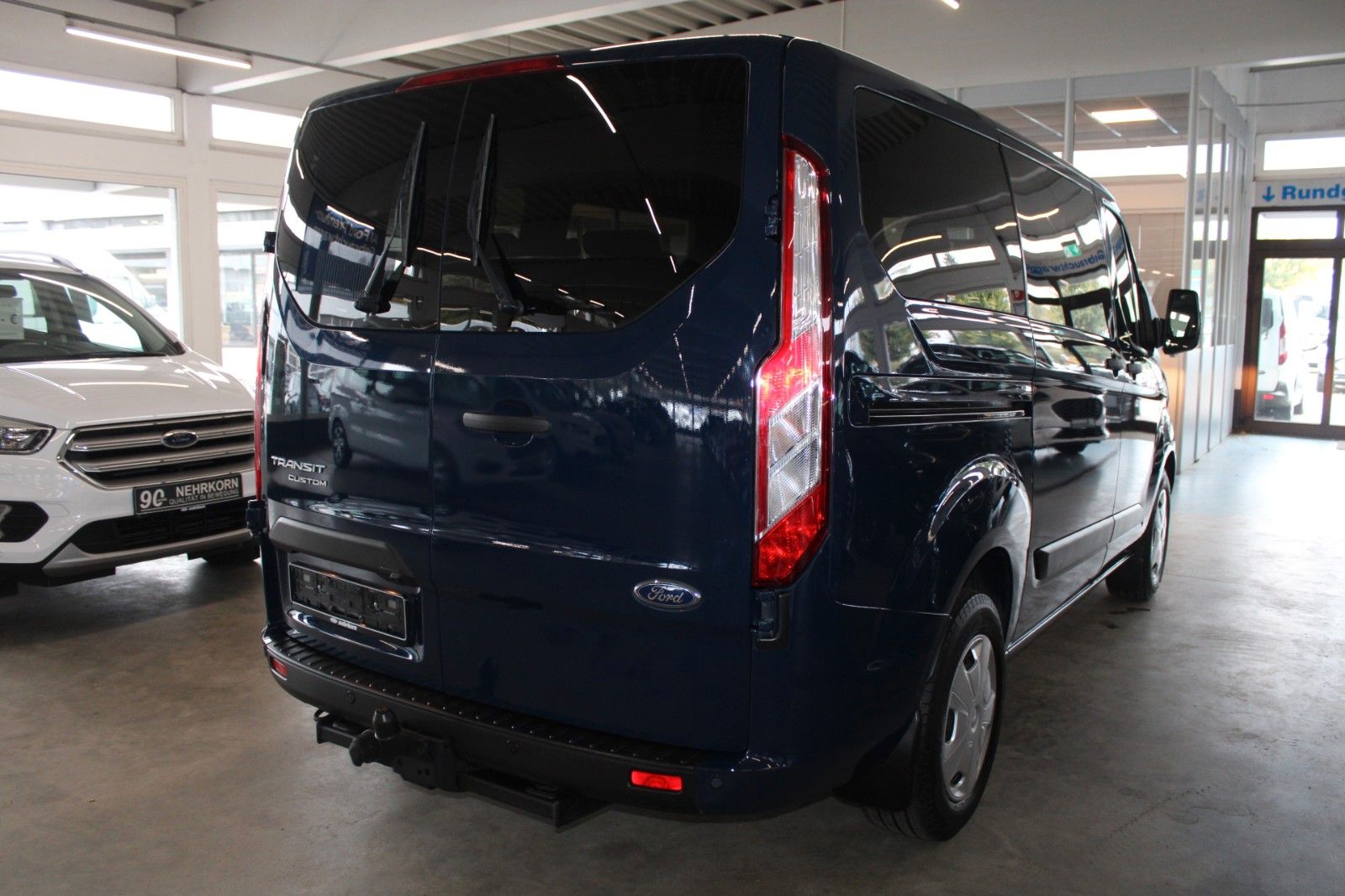 Fahrzeugabbildung Ford Transit Custom TREND 9-Sitzer Klima AHK NAVI uvm