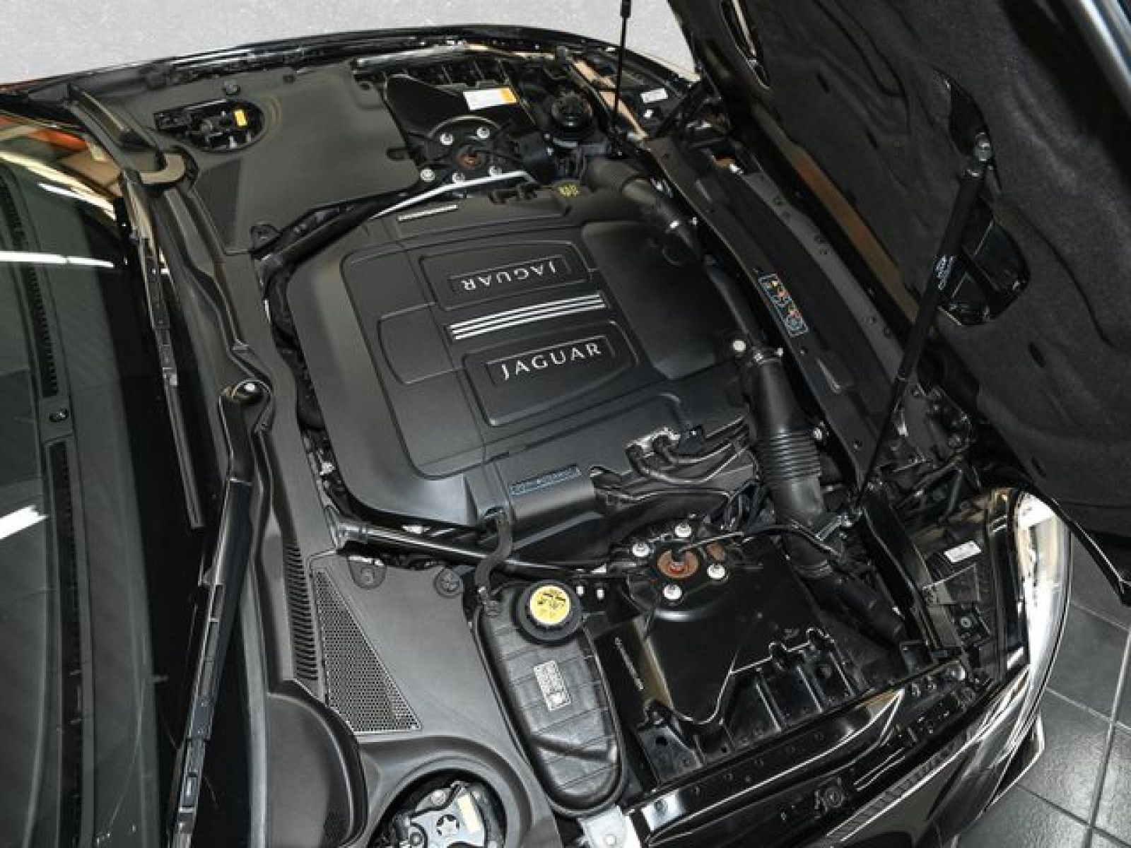Fahrzeugabbildung Jaguar XKR - S Cabrio - Bi-Xenon | Kamera | neuwertig!