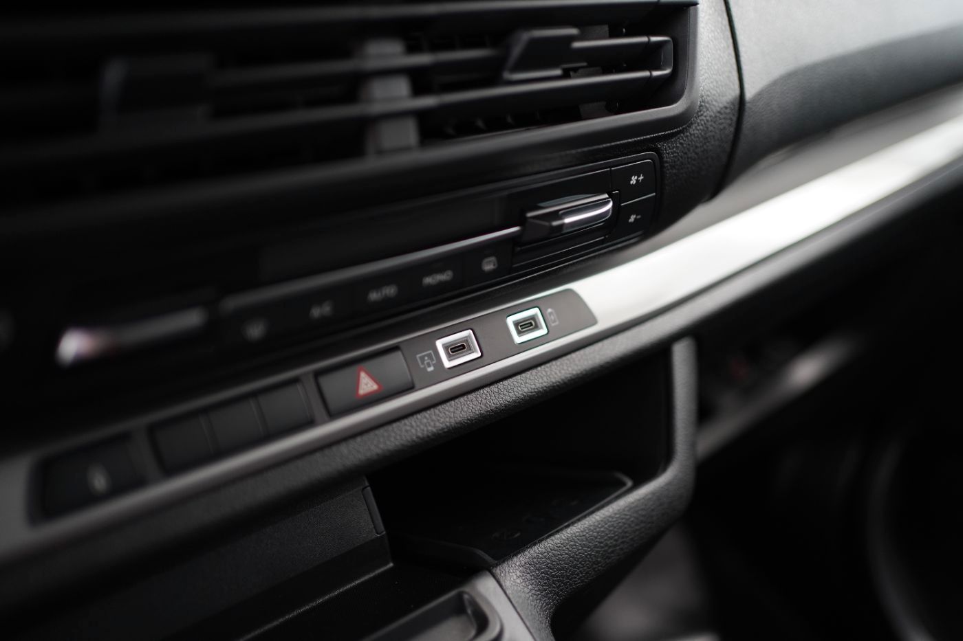 Fahrzeugabbildung Peugeot Expert DoKa L3 BlueHDi 180 EAT8 Doppelkabine