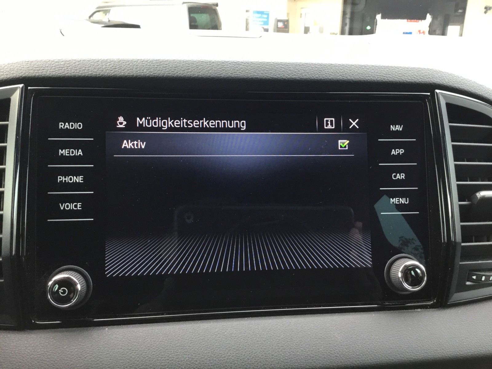 Fahrzeugabbildung SKODA Karoq 2.0l TDI DSG 4x4 SPORTLINE+AHK+18"+Kamera