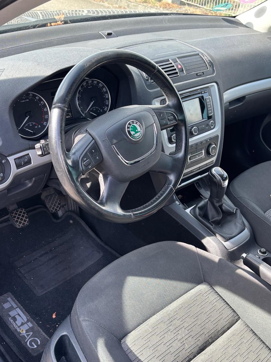 Skoda Octavia 2013 — interior