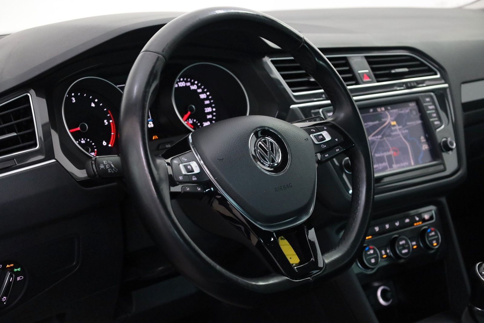 Fahrzeugabbildung Volkswagen Tiguan Highline Alcantara,Navi,LED,Kamera,ACC,SH