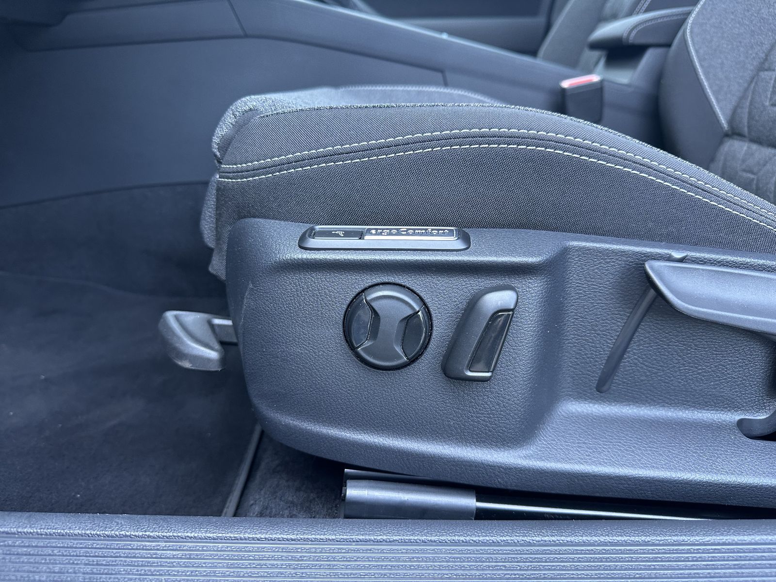 Fahrzeugabbildung Volkswagen Passat Variant 2.0 TDI Business DSG NAV+LED+PANO