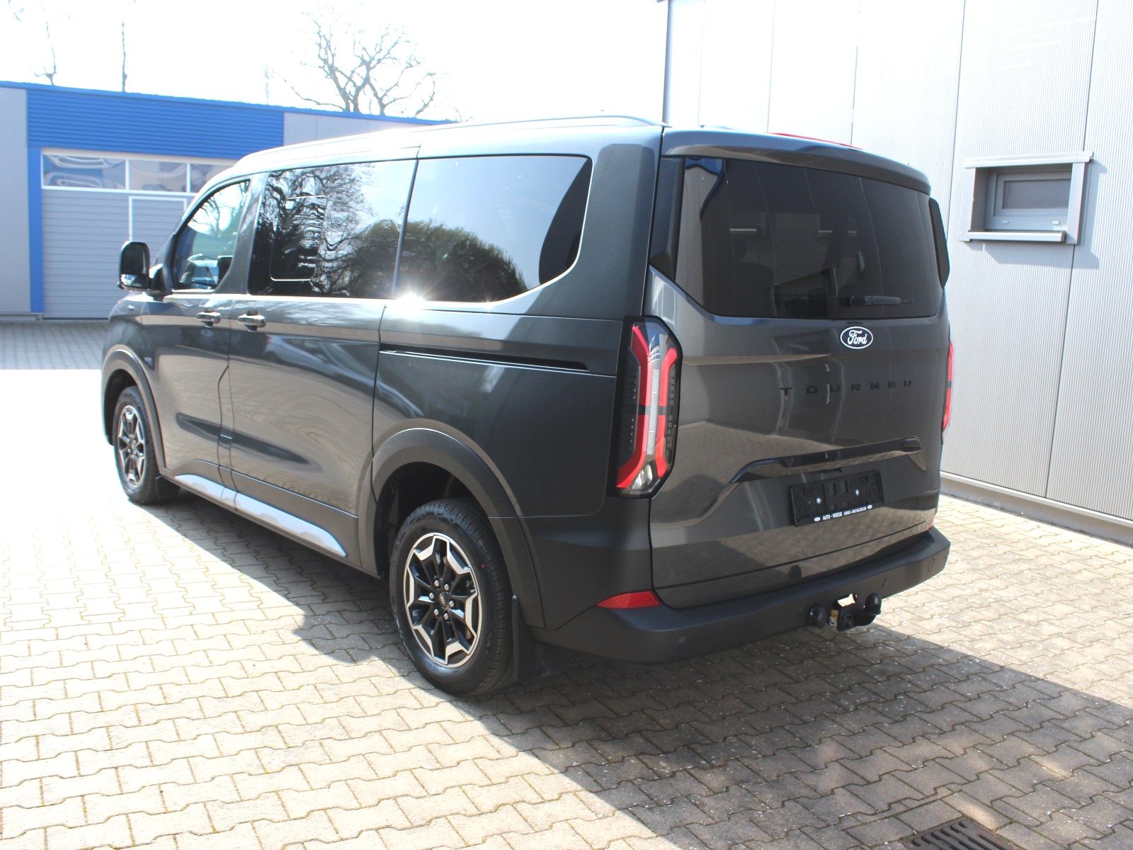 Fahrzeugabbildung Ford Tourneo Custom 320 L1 Tourneo Active FWD Bus
