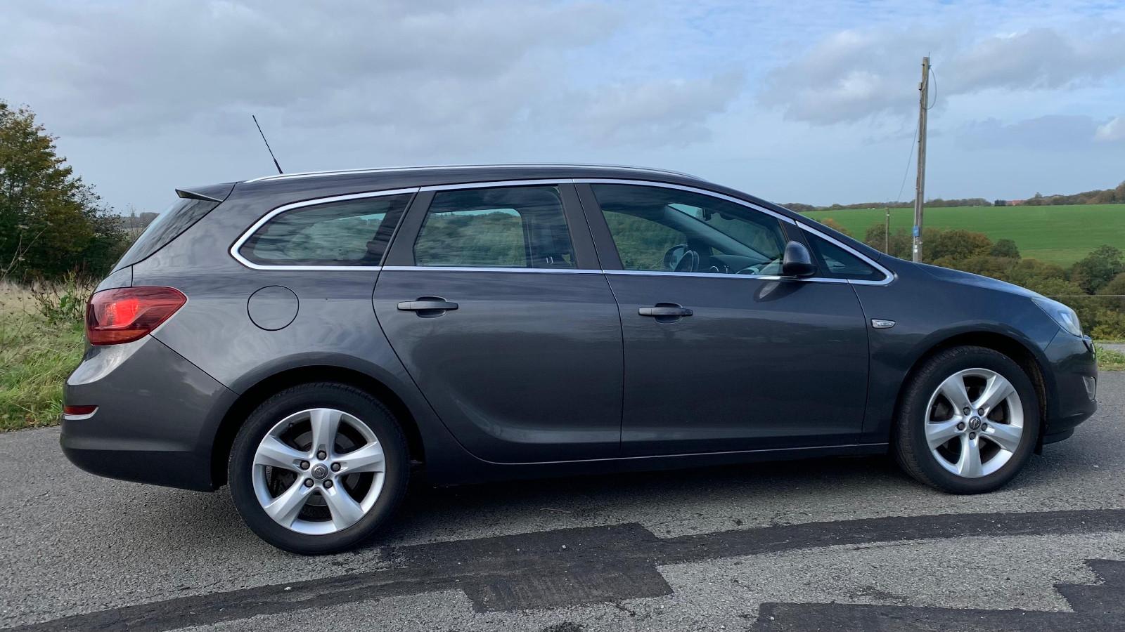 Opel Astra 2011 — вигляд ззаду