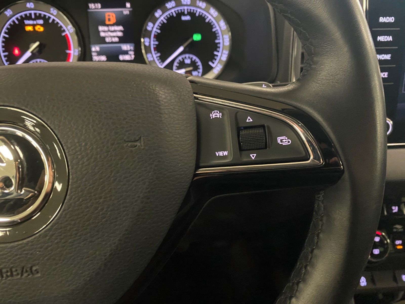 Fahrzeugabbildung SKODA Karoq 1.5 TSI ACT DSG Style+NAVI+ALLWETTER+KAMER