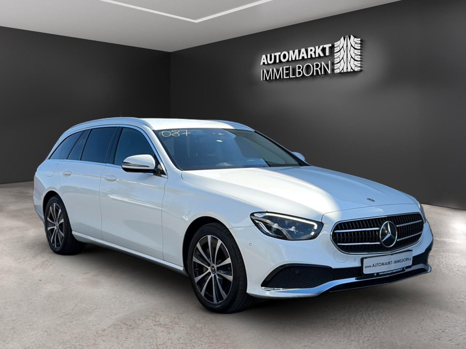 Mercedes E 300 2023, 2.0 hibrīds, Automāts, Universāls, Balts — Latvijā