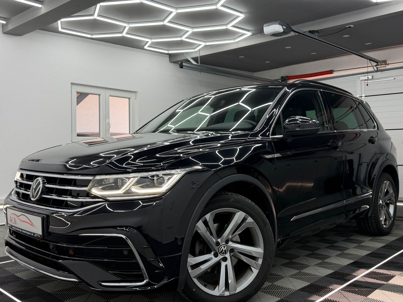 Fahrzeugabbildung Volkswagen Tiguan 2.0 TDI R-LINE/IQ-LED/KAMERA/ACC/AMBI+