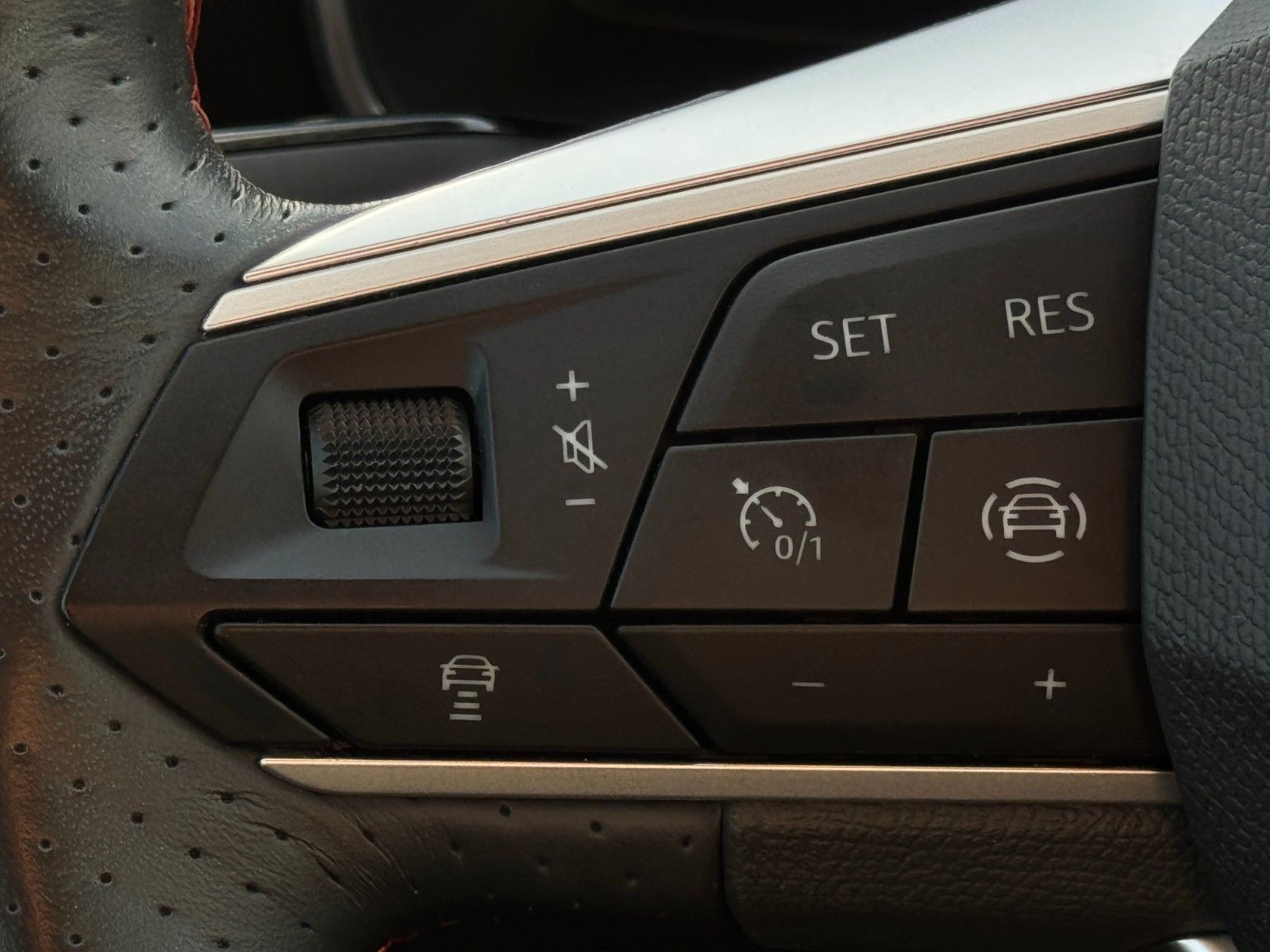 Fahrzeugabbildung SEAT Leon 1.5 TSI FR ACC LED VC SHZ LHZ Kam Ambiente