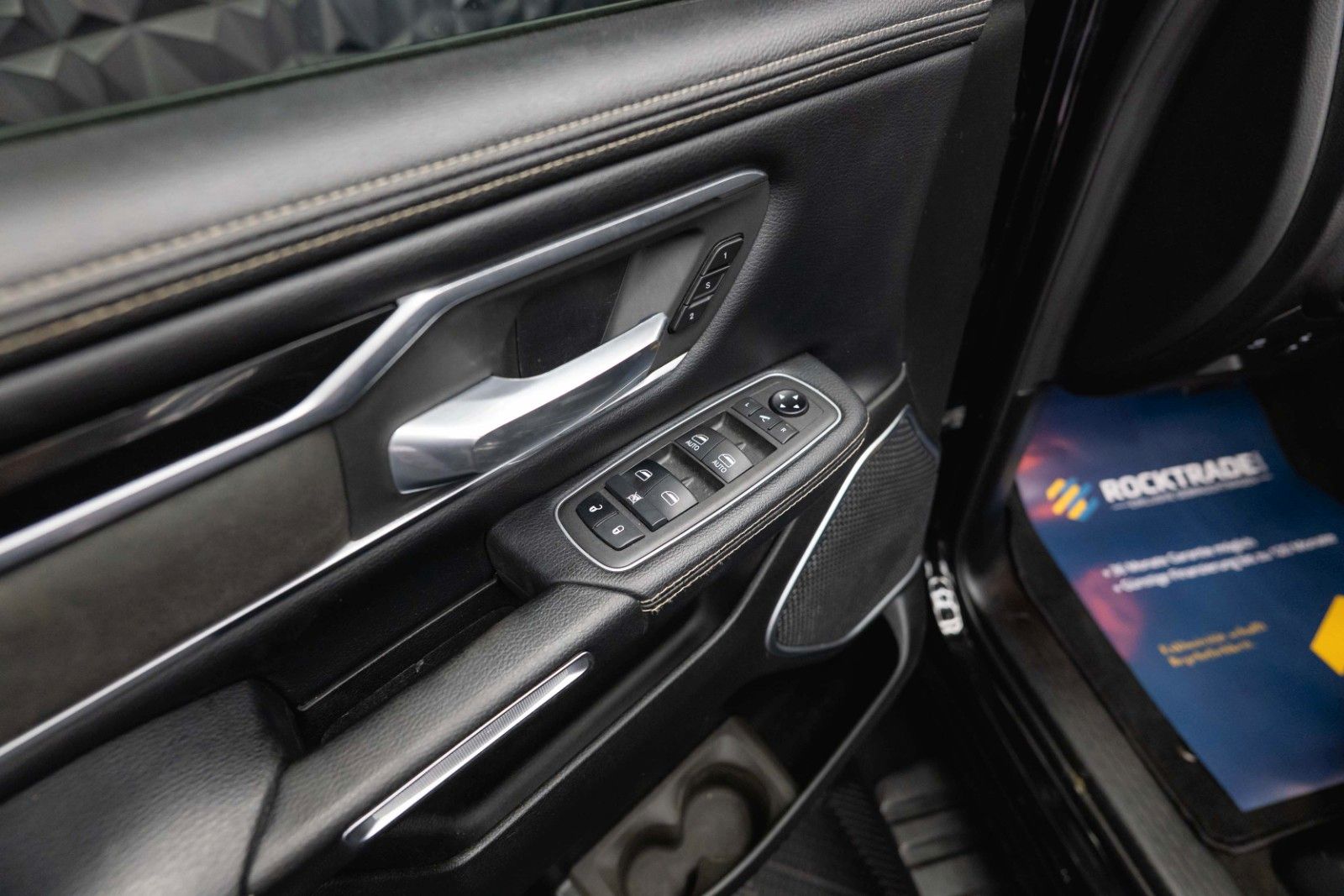Fahrzeugabbildung Dodge RAM 5.7 V8 HEMI 4x4 Night LARAMIE Pano LED 19%