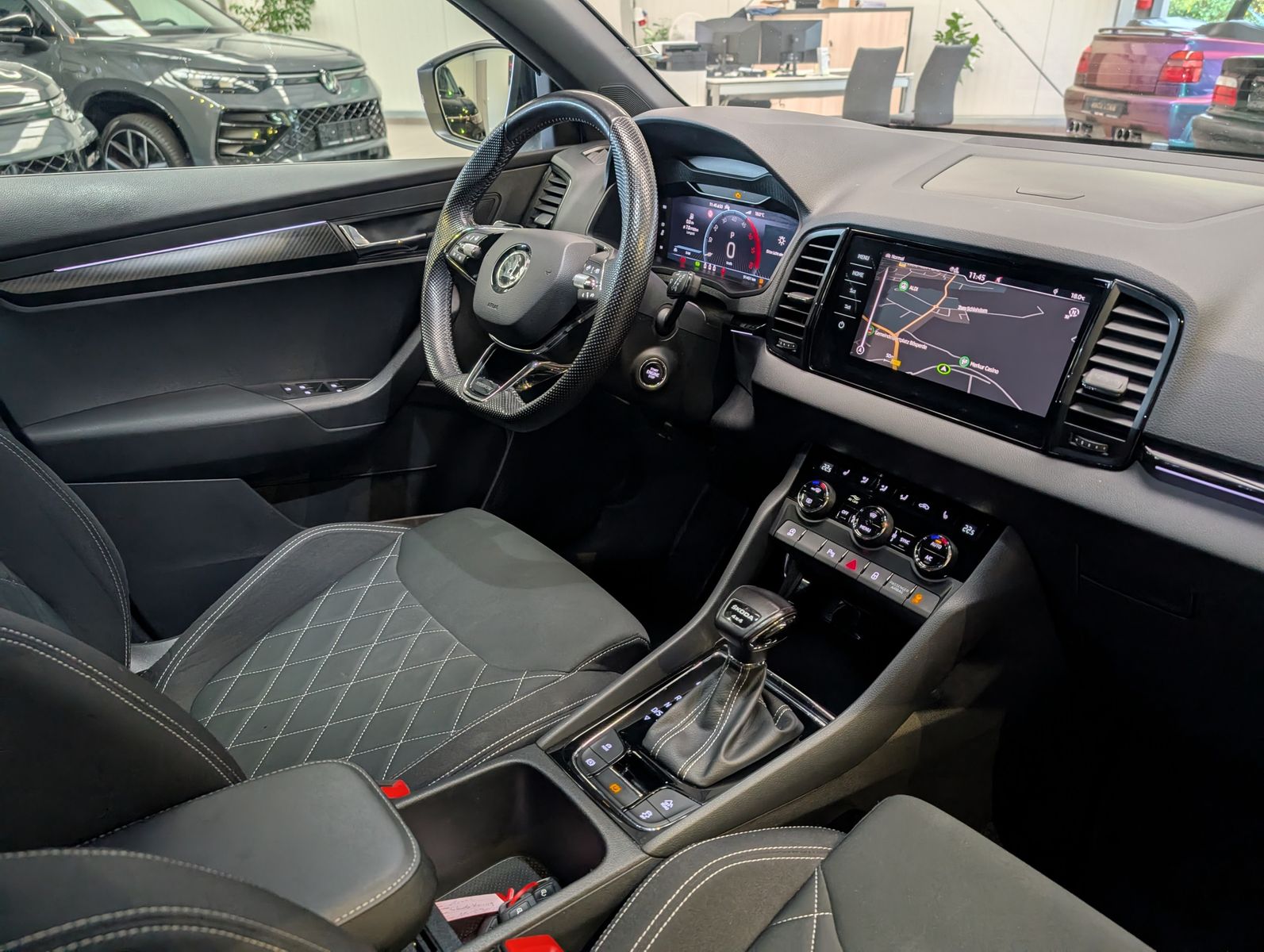 Fahrzeugabbildung SKODA Karoq 2.0 TDI DSG Sportline 4x4 ACC LED Cam AHK