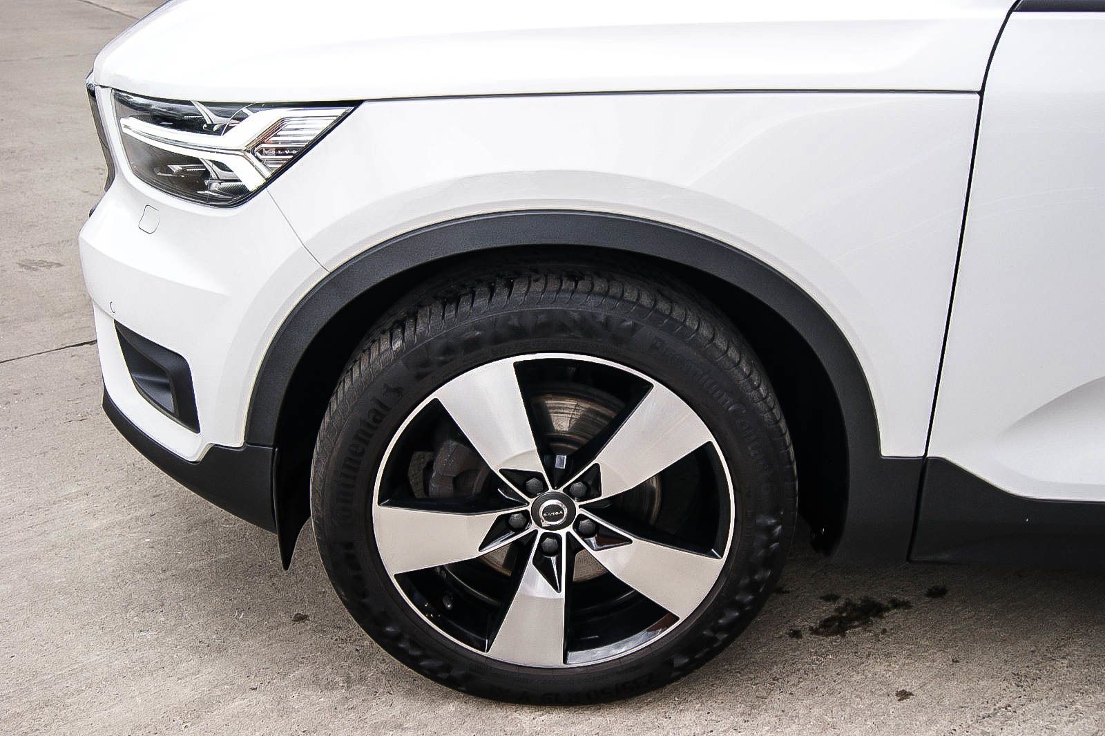 Fahrzeugabbildung Volvo XC40 D4 Momentum Pro AWD 4x4 LEDER ANHZV PRO-PAK