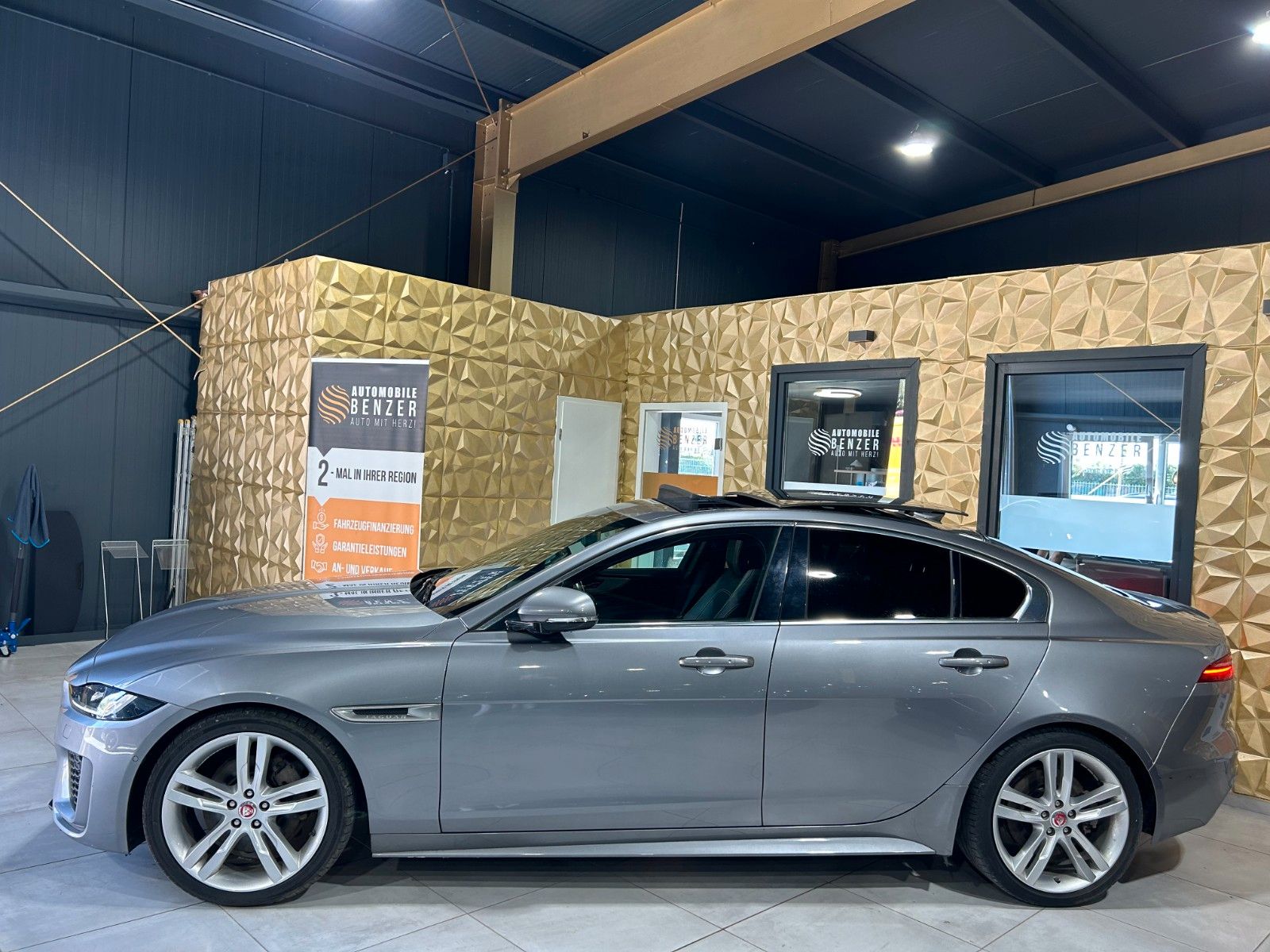 Fahrzeugabbildung Jaguar XE R-Dynamic SE AWD/HEAD-UP/KAMERA/NAVI/APPLE
