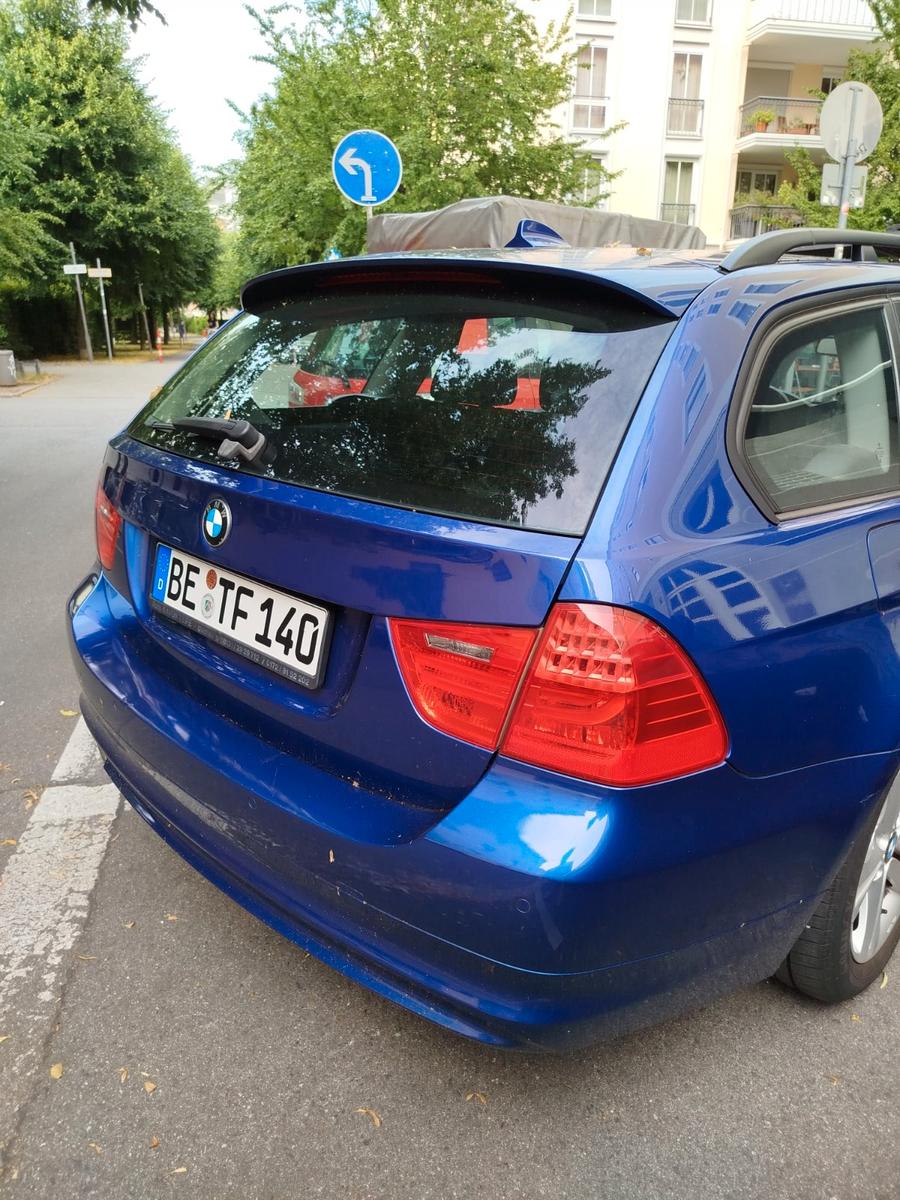 BMW 318 2009 — interior