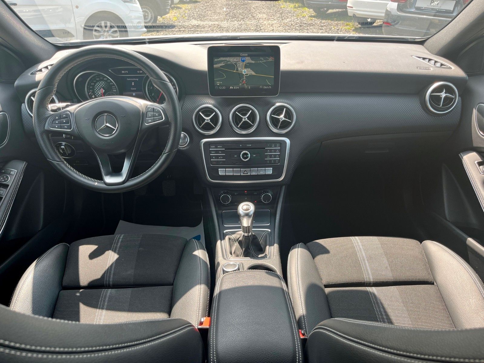 Fahrzeugabbildung Mercedes-Benz A 180 BE URBAN Navi LED SPORTSITZE Leder 2.HAND