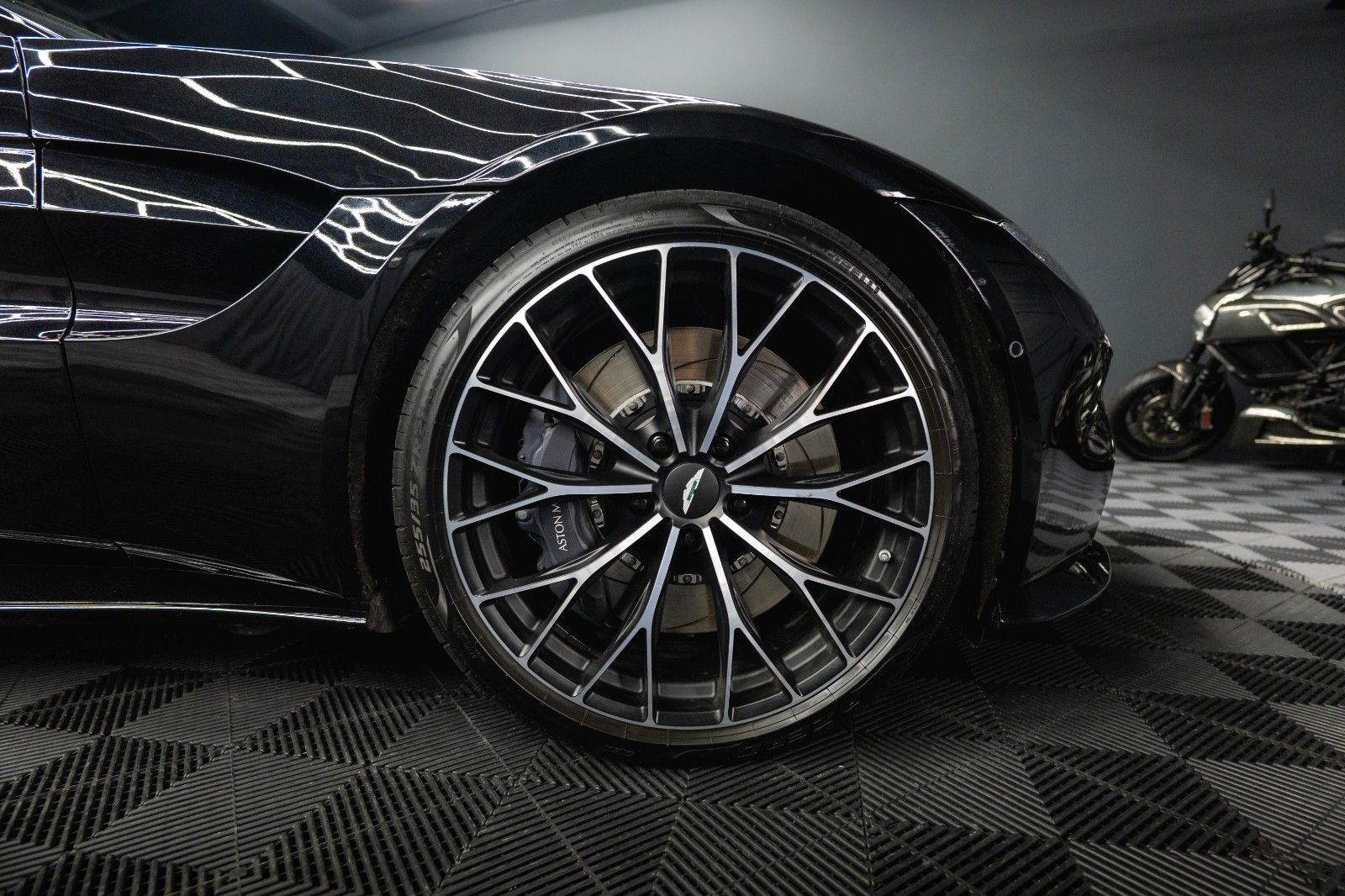 Fahrzeugabbildung Aston Martin V8 Vantage 4.0 V8 DB11 Coupe *1.Hand*360*Memory*