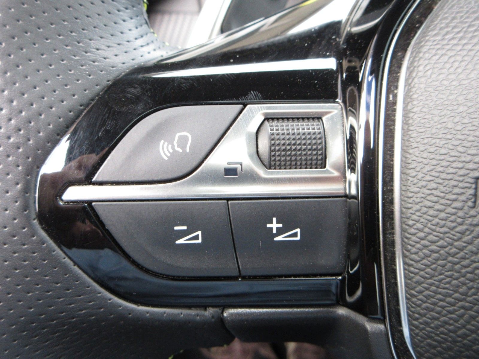 Fahrzeugabbildung Peugeot 208 1.2T GT  LED/NAVI/SHZ/PANO/HEAD/CAM/PDC/17"