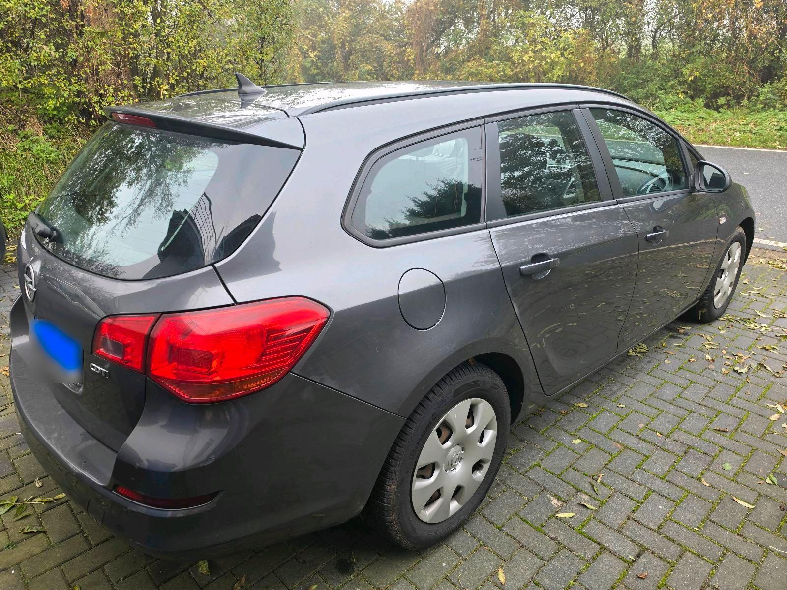 Opel Astra 2012 — interior