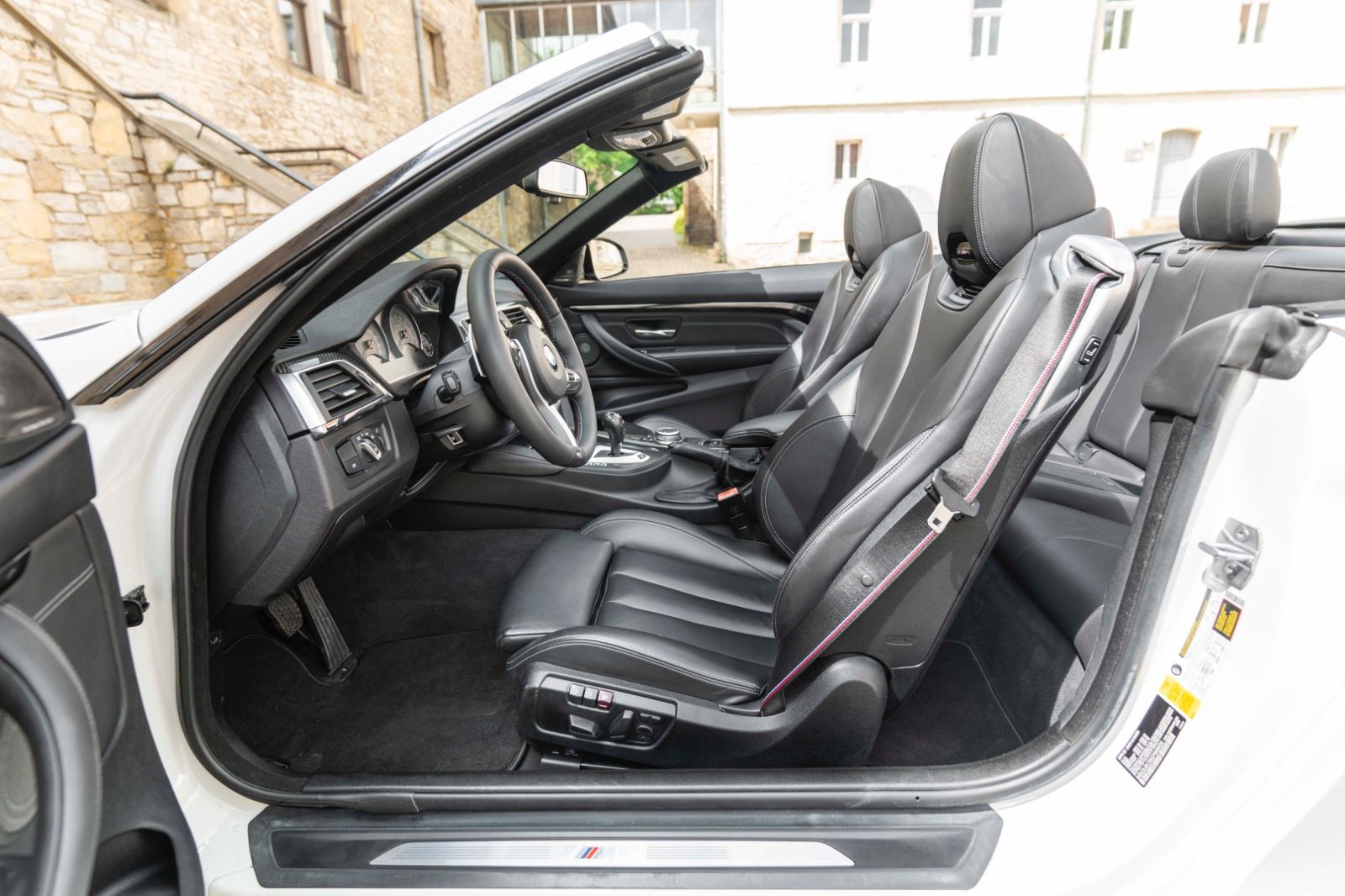 Fahrzeugabbildung BMW M4 Kabrio HUD LED KAM TOTW H&K DKG PDC CARBON