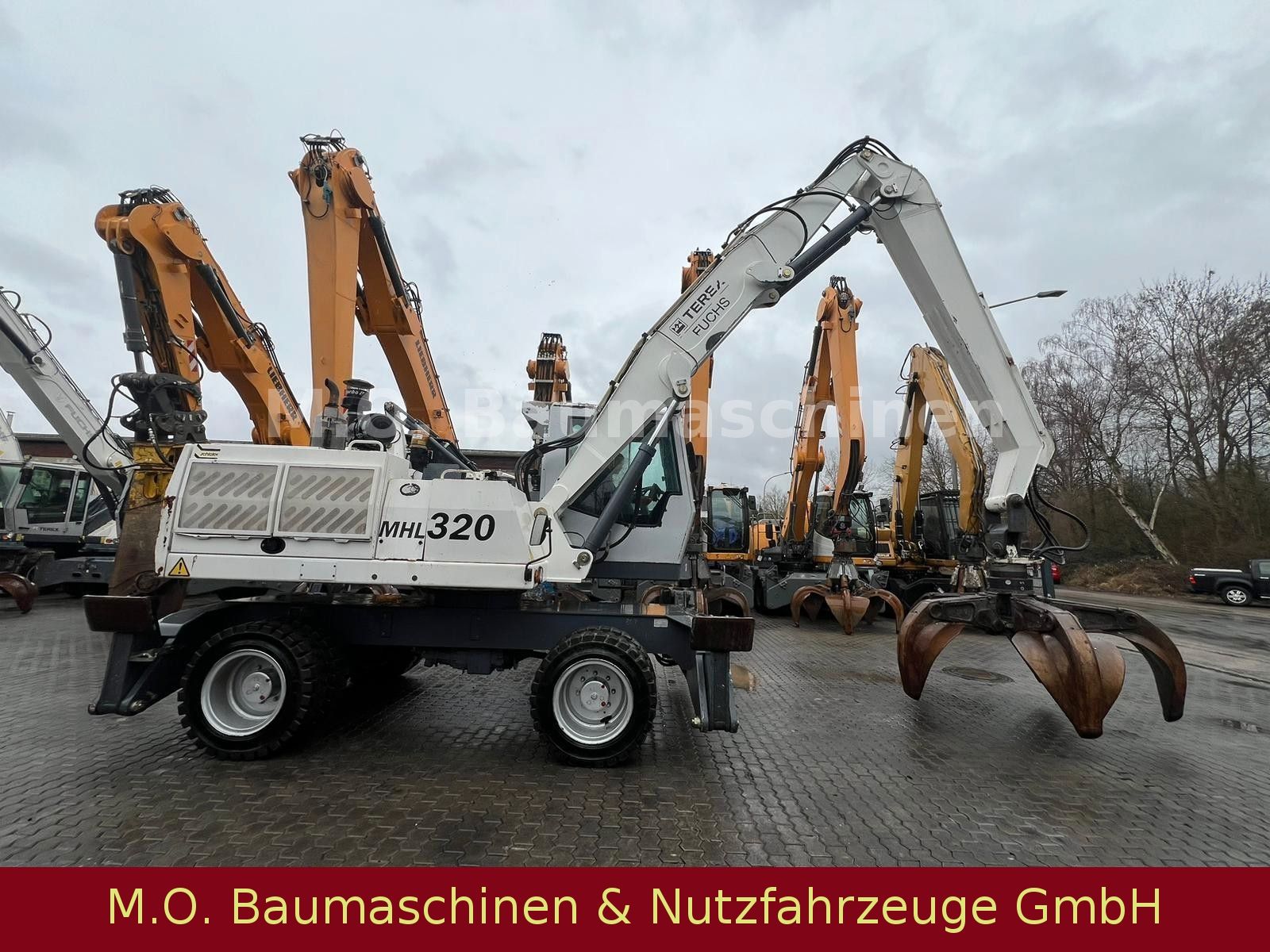 Fahrzeugabbildung Fuchs Terex MHL 320 / Polyp/ Liftkabine/