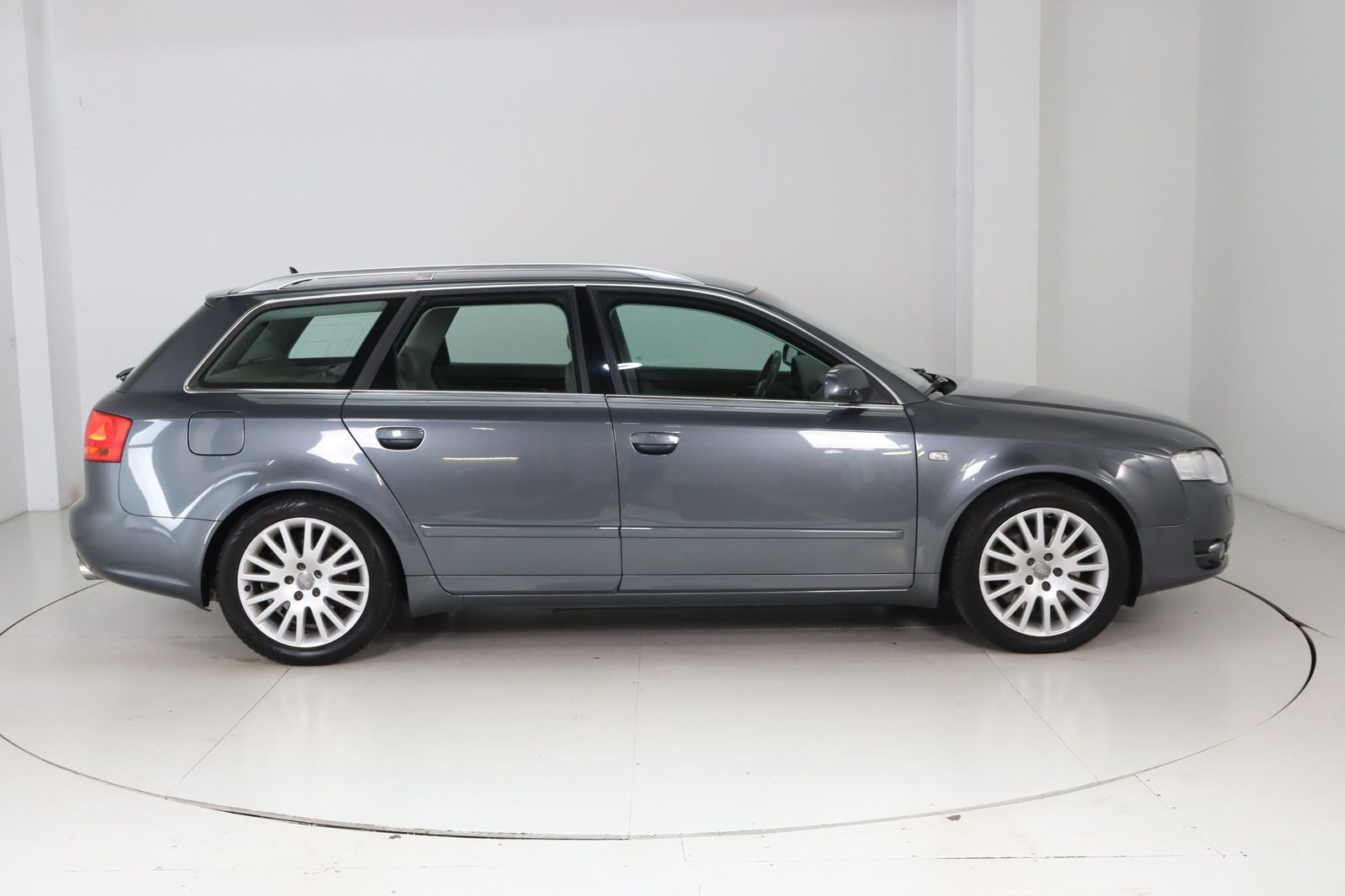 Fahrzeugabbildung Audi A4 Avant 3.2 V6 quattro * Navi * Xenon *